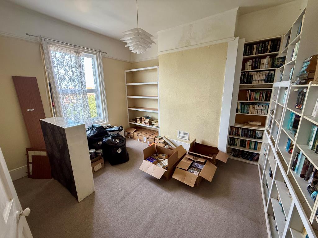 Lot: 1 - FOUR-BEDROOM HOUSE FOR IMPROVEMENT - Bedroom four